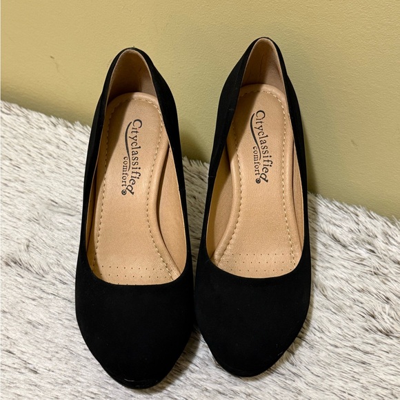 City Classified Classic Dress Pumps - Picture 3 of 4